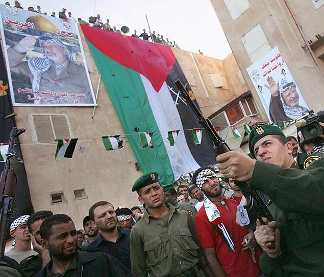 75-летний Ясир Арафат скончался в ноябре 2004 года в госпитале под Парижем. Официальных заявлений о причине смерти Арафата не последовало, что породило многочисленные слухи, в том числе и об отравлении
&lt;br>На фото: похороны Ясира Арафата в палестинском городе Рамалла