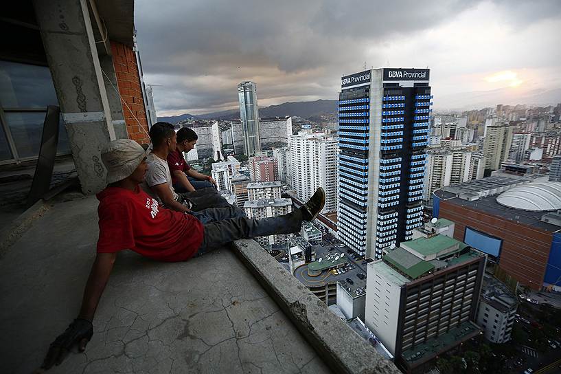 В 2007 году в небоскреб начали массово переселяться жители местных трущоб. Правительство Уго Чавеса закрыло на это глаза. Более 3 тыс. человек называли 45-этажный небоскреб своим домом 