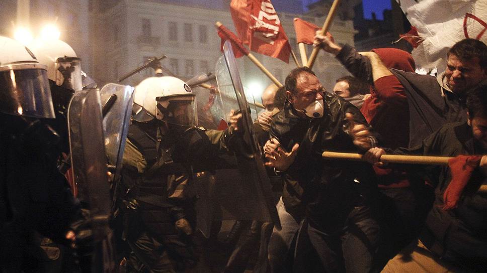 Столкновение демонстрантов с полицией в центре Афин во время акции протеста против мер бюджетной экономии в Греции