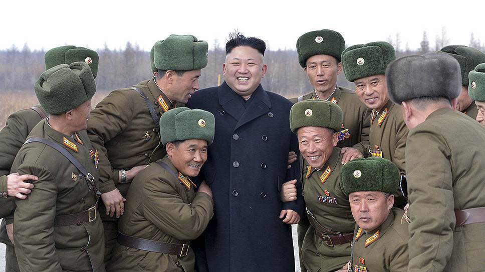 Лидер Северной Кореи Ким Чон Ын во время встречи с офицерами в Пхеньяне