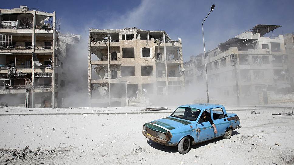 Автомобиль на улице Алеппо после авиаудара 