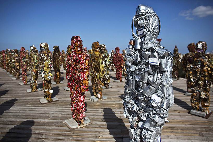 Скульптуры немецкого художника Ха Шульта «Мусорные люди» на выставке в Тель-Авиве