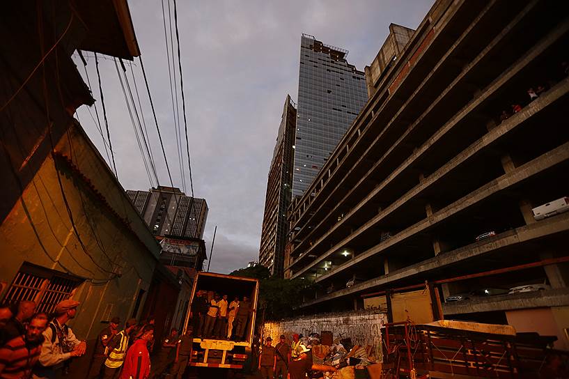 22 июля 2014 года венесуэльские солдаты и полицейские начали эвакуацию сотен семей из недостроенного небоскреба