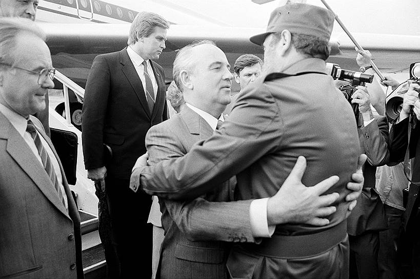 1989 год. Президент СССР Михаил Горбачев (слева) прибыл на Кубу для встречи с Фиделем Кастро 