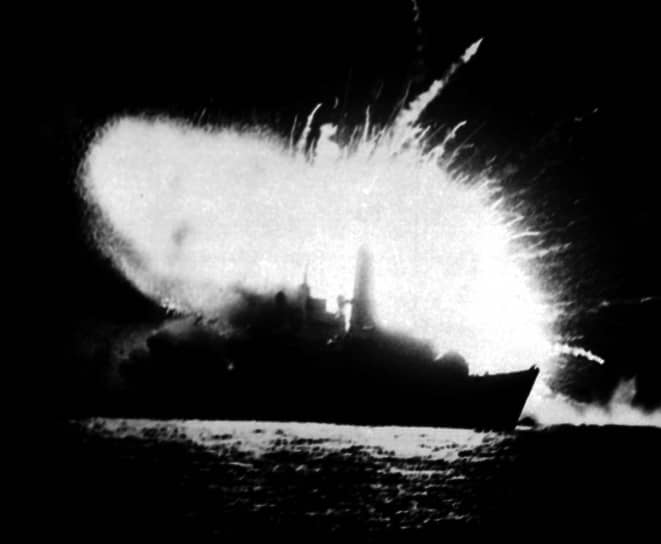 Взрыв британского фрегата HMS Antelope в заливе Сан-Карлос на Фолклендских островах в 1982 году