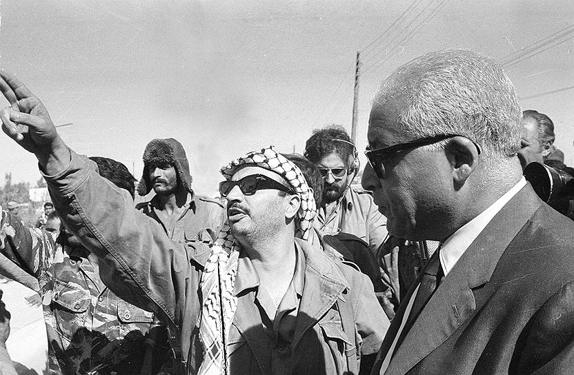 В 17 лет Ясир Арафат участвовал в нелегальной доставке оружия в Палестину для борьбы с англичанами и израильтянами, а в 19 лет сам взял в руки оружие. В 1956 году в звании лейтенанта армии Египта участвовал в отражении наступления англо-французско-израильских сил на национализированный президентом Насером Суэцкий канал