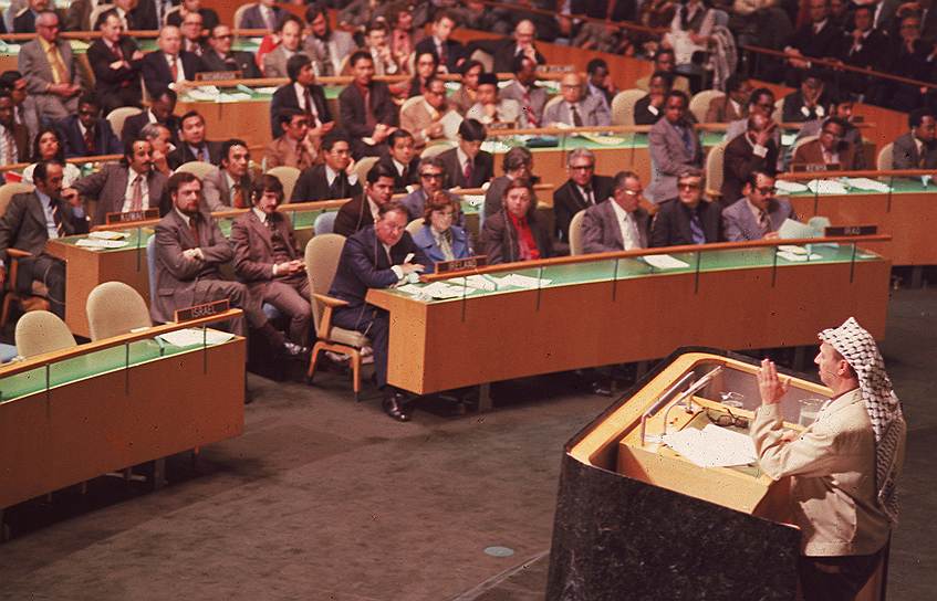 В 1974 году Ясир Арафат добился признания ООП в качестве единственной политической силы, представляющей народ Палестины. 13 ноября 1974 года он произнес с трибуны Генассамблеи ООН историческую фразу: «Я пришел к вам с оливковой ветвью в одной руке и оружием борца за свободу в другой. Не дайте оливковой ветви выпасть из моей руки»