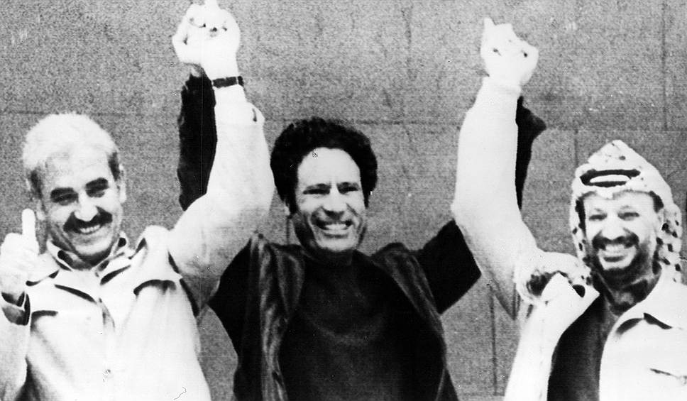 После израильского вторжения в Ливан в 1982 году руководство ООП перебралось в Тунис. В 1987 году Ясир Арафат объявил о начале интифады — сопротивления израильской оккупации на Западном берегу реки Иордан и в секторе Газа. Годом позже было провозглашено государство Палестина. 2 апреля 1989 года его президентом был избран Ясир Арафат&lt;br>
На фото: Ясир Арафат (справа) и Муаммар Каддафи (в центре)