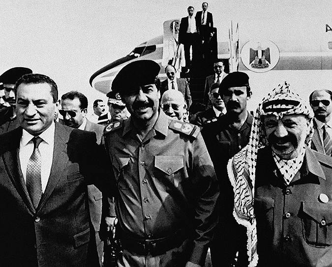 В августе 1990 года Ясир Арафат публично поддержал иракское вторжение в Кувейт. После этого ООП на долгие годы лишилась финансовой поддержки от арабских монархий Персидского залива&lt;br>
На фото: Ясир Арафат (справа) и Саддам Хусейн (в центре)