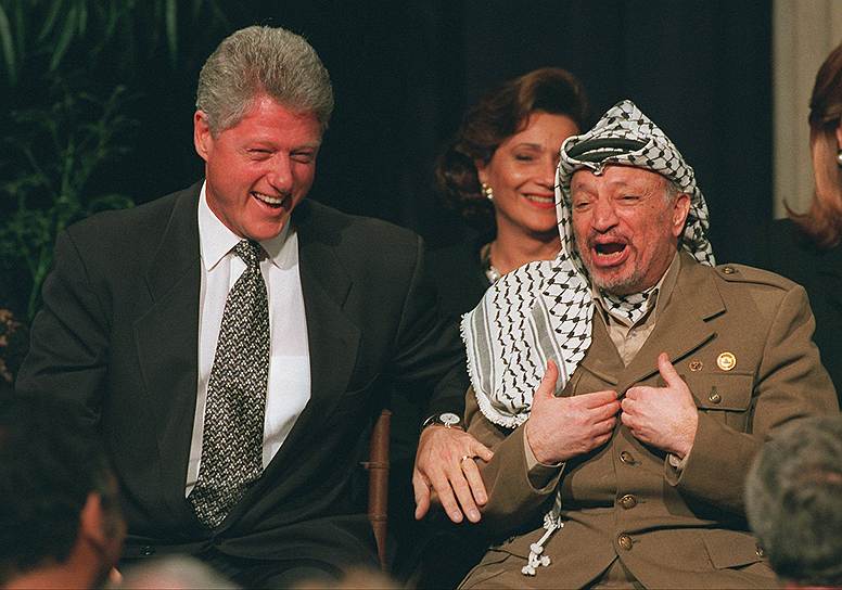 В 1999-2001 годах под патронажем президента США Билла Клинтона (на фото слева) проходили переговоры между израильским премьером Эхудом Бараком и Ясиром Арафатом о судьбе палестинских территорий, заселенных арабами и израильтянами. Эти переговоры не привели к заключению мирного соглашения. Новый премьер-министр Ариэль Шарон объявил, что считает Арафата виновным в развязывании новой интифады