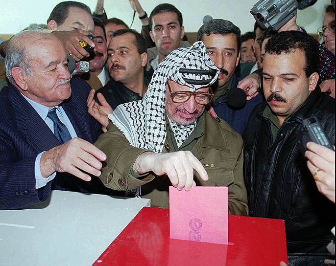 По результатам выборов 1996 года Ясир Арафат получил 88% голосов, став главой Палестинской национальной администрации. В то же время столкновения между палестинцами и израильтянами продолжались