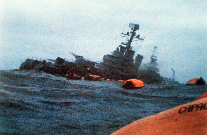 Аргентино-британский конфликт длился 74 дня. Решающая битва произошла 2 мая 1982 года, когда  британская атомная подлодка потопила аргентинский крейсер «Генерал Бельграно». Погибли 323 человека. После этого аргентинский военно-морской флот капитулировал