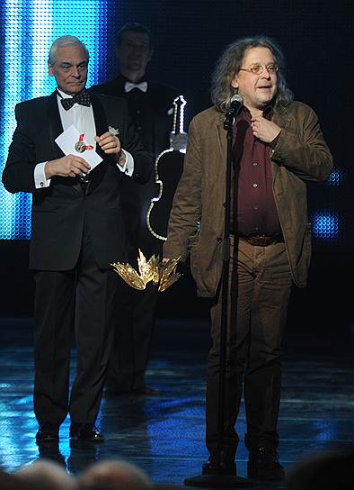 Певец Герард Васильев (слева) и композитор Алексей Зубарев (справа), получивший приз в номинации &quot;Лучшая музыка к фильму&quot; за фильм &quot;Географ глобус пропил&quot;