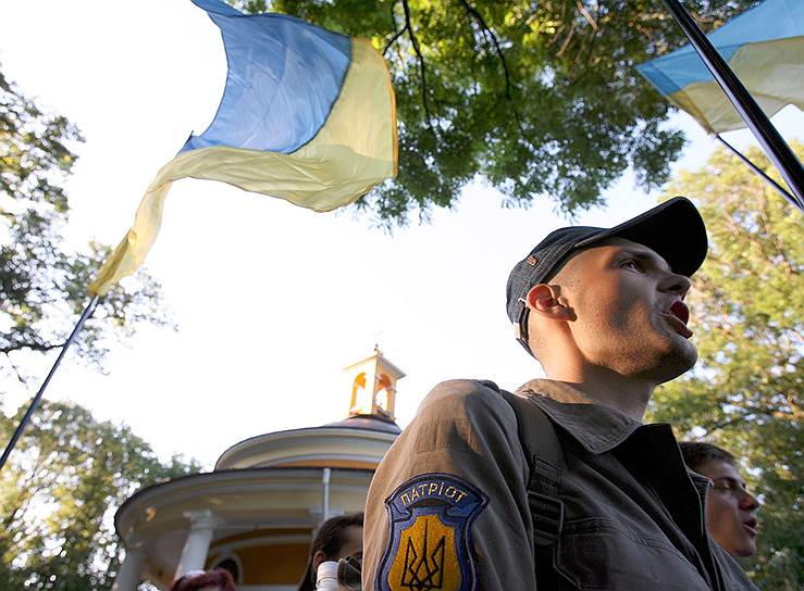 1990 год. Над Львовской ратушей впервые на Украине официально поднимается сине-желтый флаг