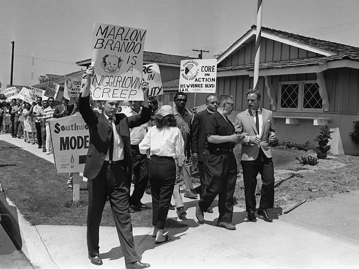Как политический активист Марлон Брандо поддерживал в основном американо-индейское движение и движение за гражданские права чернокожих&lt;br>На фото: Марлон Брандо (крайний справа) на митинге за гражданские права 