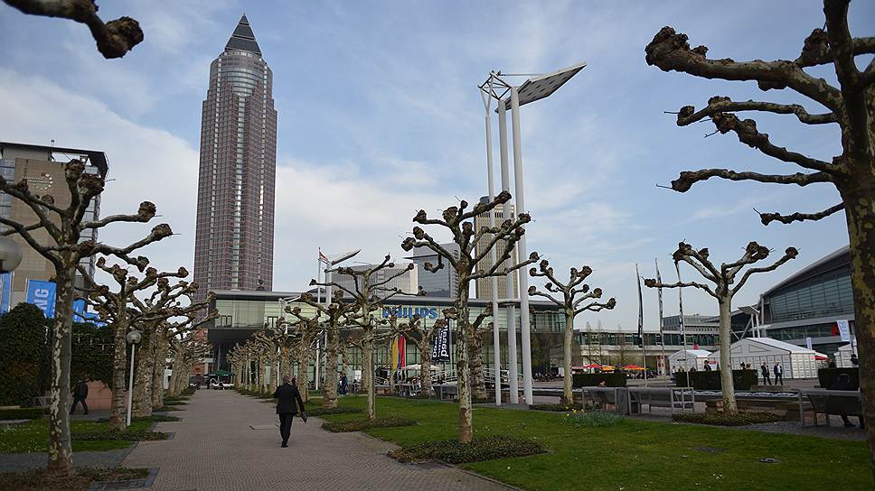 Messe Frankfurt раз в два года в начале апреля становится крупнейшей в мире площадкой, на которой более 2000 компаний демонстрируют 200 тыс. посетителей передовые возможности светотехнологий, дизайна и архитектуры