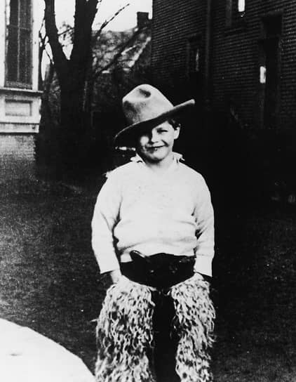 Марлон Брандо родился 3 апреля 1924 года в Омахе (штат Небраска), рос в семье с двумя старшими сестрами — Джослин и Фрэнсис. Его отец — Марлон Брандо-старший — был строг со своими детьми. Как позднее вспоминал актер, ситуация в семье доходила до того, что простые обнимания были позволительны только в дни рождения и Рождество