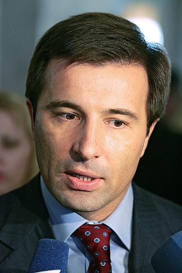 Валерий Коновалюк — 47 лет, беспартийный, самовыдвиженец. Депутат Верховной Рады Украины в 1998-2006 гг. и в 2007-2012 гг., до 2012 года был членом «Партии регионов». В 2008 году возглавил следственную комиссию по изучению законности поставок оружия в Грузию