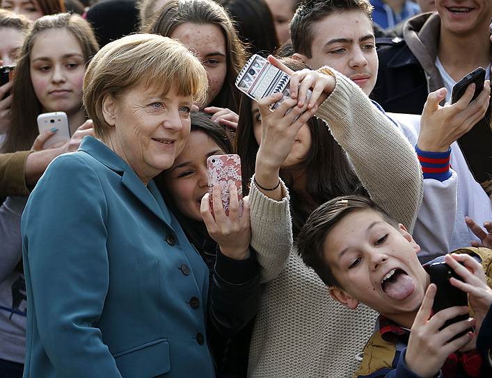 Федеральный канцлер Германии Ангела Меркель с учениками средней школы в Берлине