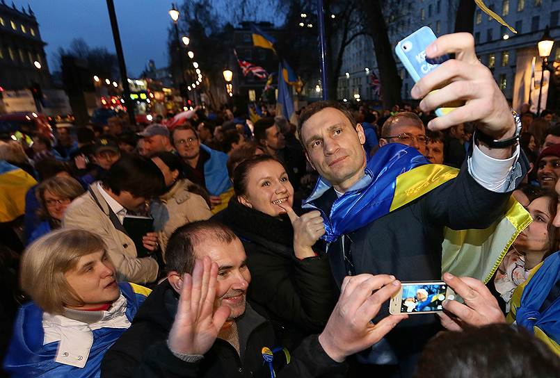 Лидер украинской партии УДАР Виталий Кличко со своими сторонниками в Лондоне 