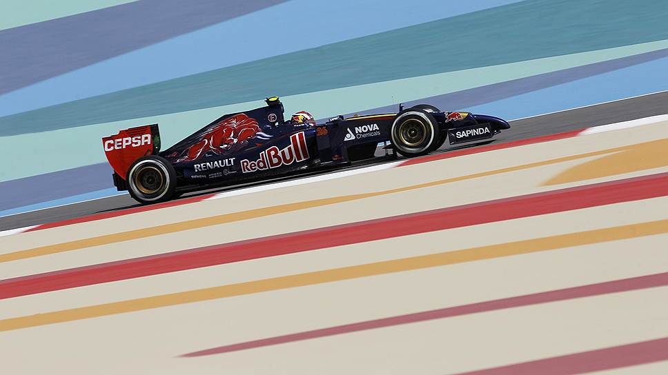 Пилот «Формулы 1» Дэниел Риккардо, выступающий за команду Red Bull, во время свободного заезда на трассе в Бахрейне