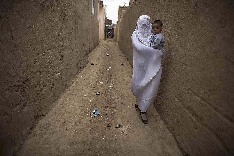 Афганская женщина с ребенком на улице в Мазари-Шариф&amp;#8206;е