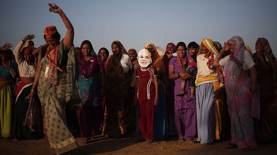 Сторонники кандидата в премьер-министры Индии Нарендры Моди после предвыборного митинга на окраине Нью-Дели