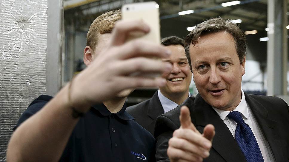 Премьер-министр Великобритании Дэвид Кэмерон во время посещения фабрики «Спунер Индастри» на севере Великобритании