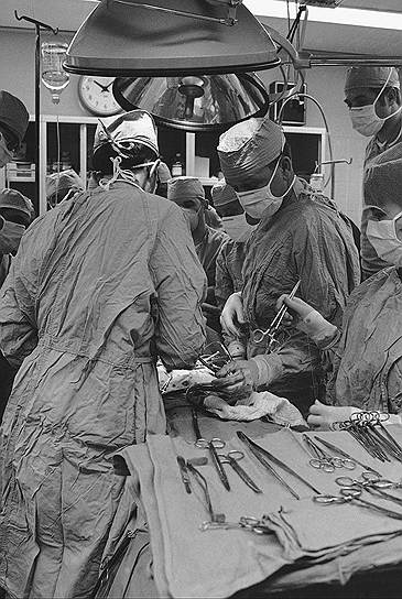 1969 год.  Американский хирург Дентон Кули провел первую операцию по пересадке искусственного сердца