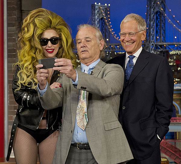 Певица Леди Гага, актер Билл Мюррей и ведущий Дэвид Леттерман на съемках «Позднего шоу с Дэвидом Леттерманом»