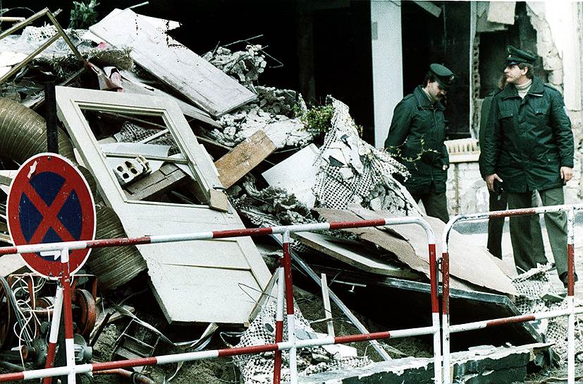 1986 год. Взрыв на дискотеке La Belle (Западный Берлин), инициированный руководством Ливии. От мощной бомбы три человека — два солдата армии США и девушка из Турции — погибли на месте, более 250 человек получили ранения