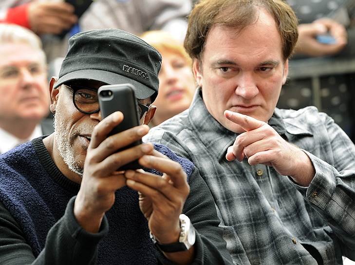Актер Самуэль Л. Джексон (слева) и режиссер Квентин Тарантино во время вручения звезды на Аллее славы актеру Кристофу Вальцу в Лос-Анджелесе