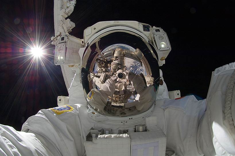 Японский астронавт Аки Хосиде во время выхода в открытый космос