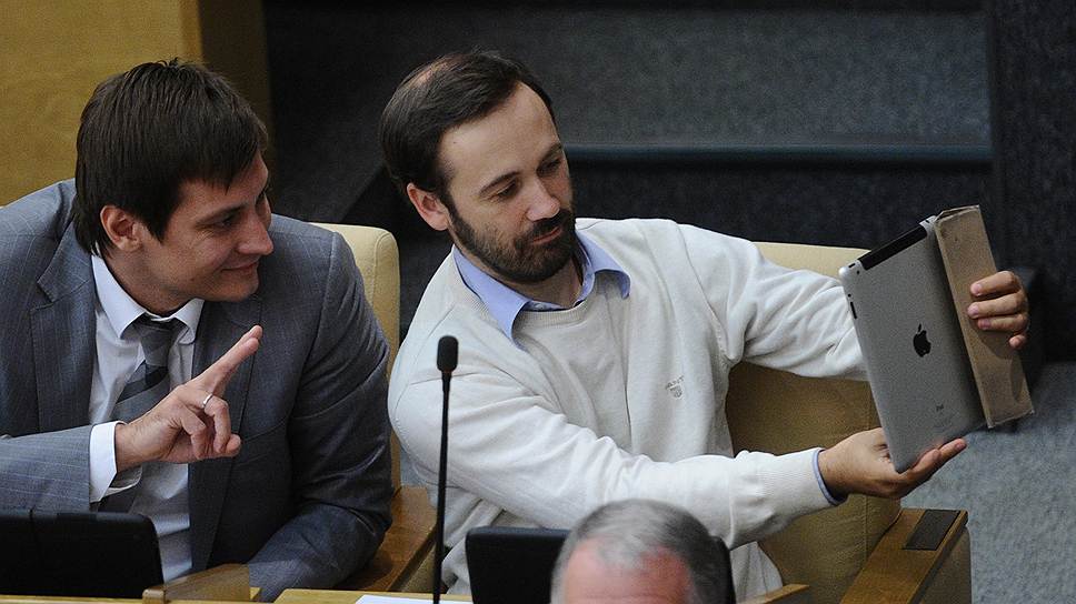 Депутаты Госдумы Дмитрий Гудков и Илья Пономарев на пленарном заседании