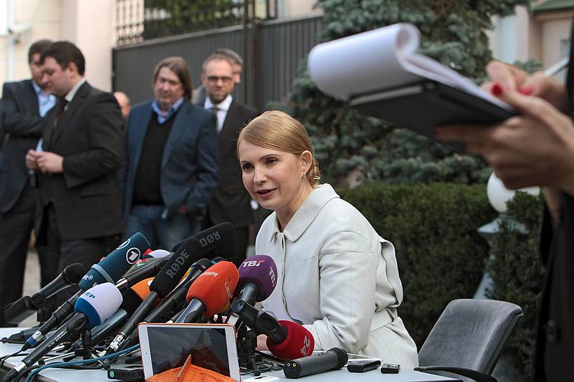 Юлия Тимошенко — 53 года, либерал-консерватор, правоцентрист, председатель партии «Батькивщина». Была премьер-министром Украины в 2005 году и с 2007 по 2010 годы. Ранее работала вице-премьером Украины по ТЭК (1999-2001). С 1997 года пять раз избиралась депутатом Верховной рады