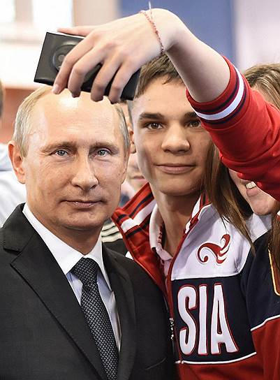 Президент России Владимир Путин во время встречи с членами сборной команды России на летних юношеских Олимпийских играх 2014 года в специализированной детско-юношеской школе олимпийского резерва 