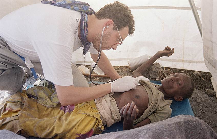 В больнице города Бутаре погромщики заставили врачей-хуту собственноручно убивать своих коллег-тутси. В другом случае по приказу хуту европейские сестры милосердия загоняли тутси в сарай и поджигали. За три недели погибло более полумиллиона человек, за месяц — более 800 тыс.