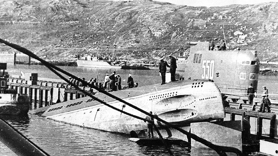 Дизельная подводная лодка Б-37 взорвалась 11 января 1962 года на военно-морской базе Северного флота в городе Полярный. В результате взрыва торпедного боезапаса оторвало носовую часть лодки. Пострадала стоящая рядом лодка С-350. Погибли 78 моряков, находившихся в это время на базе. Пострадало и гражданское население города Полярный