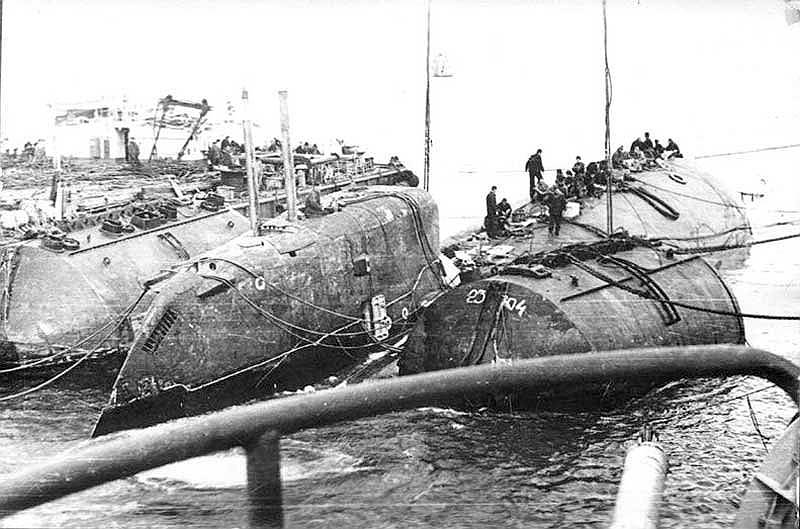24 июня 1983 года недалеко от берегов Камчатки затонула подводная лодка К-429. Причиной аварии стала халатность руководства: лодка была отправлена из ремонта на стрельбы без предварительной проверки на герметичность. Погибли 16 человек, 104 удалось спастись 