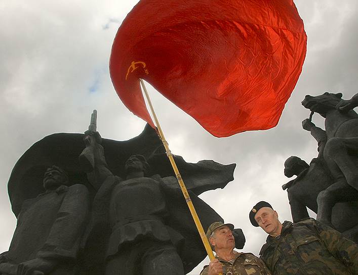 1918 год. Российский триколор заменен советским красным флагом