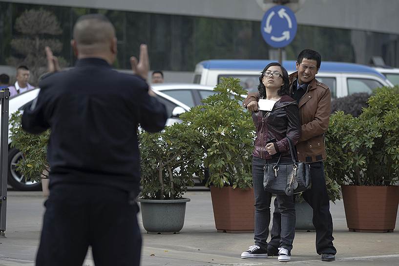 Сотрудник полиции разговаривает с китайцем, захватившем в заложники женщину в Куньмине, провинция Юньнань. Заложница была освобождена после часа переговоров. Причины, побудившие мужчину на захват, не сообщаются