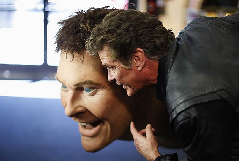 Дэвид Хассельхоф позирует с гигантской статуей себя самого, сделанной для фильма «Губка Боб Квадратные Штаны» во время аукциона в Беверли-Хиллз