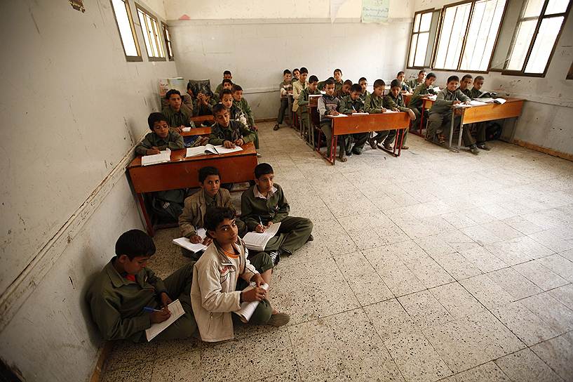Ученики в классе школы в Сане, Йемен
