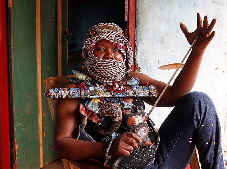 Женщина, состоящая в христианском отряде самообороны «антибалака», позирует фотографу Reuters в деревне Зава, ЦАР