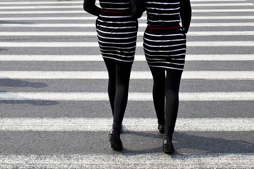 Девушки на пешеходном переходе в центре Шанхая