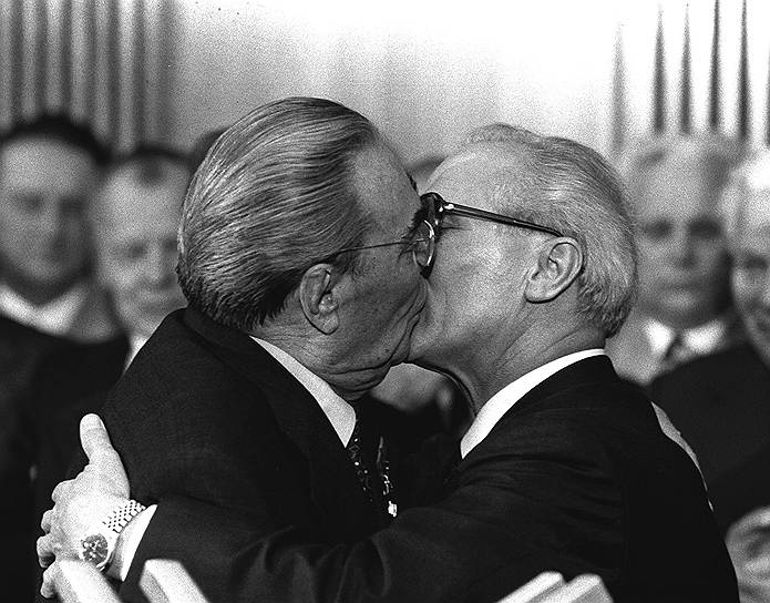 Моду на поцелуи в политике ввел именно Леонид Брежнев. Его манеру целоваться (по одному поцелую в обе щеки и финальный — в губы) называли «тройной Брежнев». Самый известный поцелуй Леонида Ильича — с Эриком Хоннекером, руководителем ГДР, состоялся в 1971 году. Этот акт дружбы народов был изображен на Берлинской стене и стал символом ее падения 