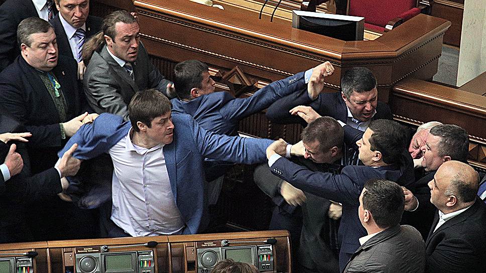 Драка между депутатами фракции «Свобода» и Компартии Украины в Верховной раде