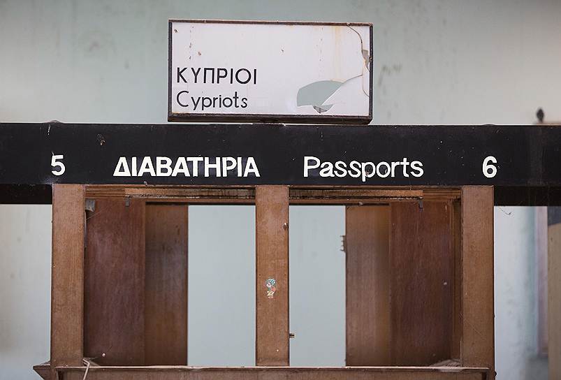 После разделения острова Вароша стала городом-призраком, и аэропорт был заброшен. Сегодня на его территории находится штаб-квартира миссии ООН на Кипре