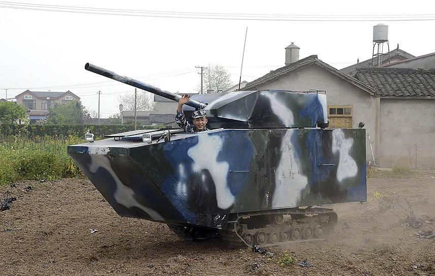 Китайский фермер из сычуаньской деревни Мяньчжу построил собственный танк