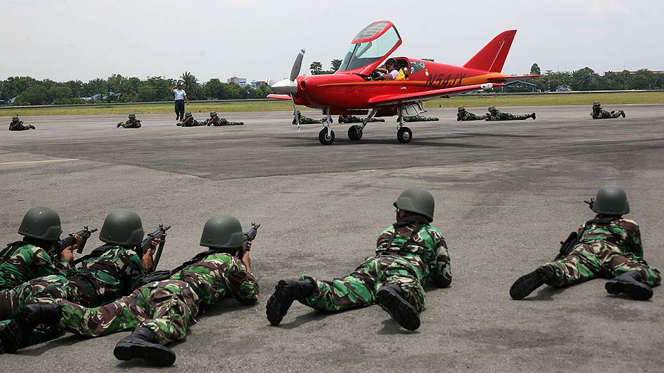 Индонезийские военнослужащие целятся в частный самолет, перехваченный истребителями ВВС из-за неавторизованного вторжения в воздушное пространство страны. Пилот самолета, 65-летний Хайнц Пайер из Швейцарии, летел из Коломбо в Сингапур